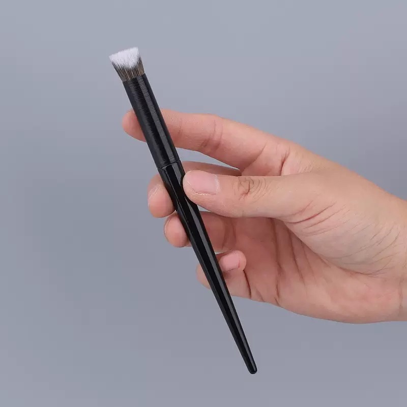 Pinceau correcteur à double pente