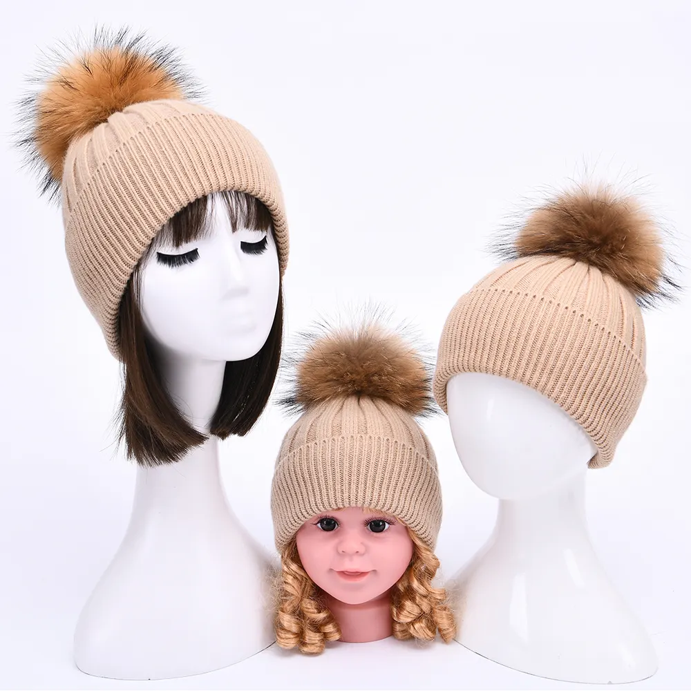 Gorros de punto de ganchillo para mamá y niño, gorrito de piel de mapache con pompón de bola, gorrito de moda para mamá y niño