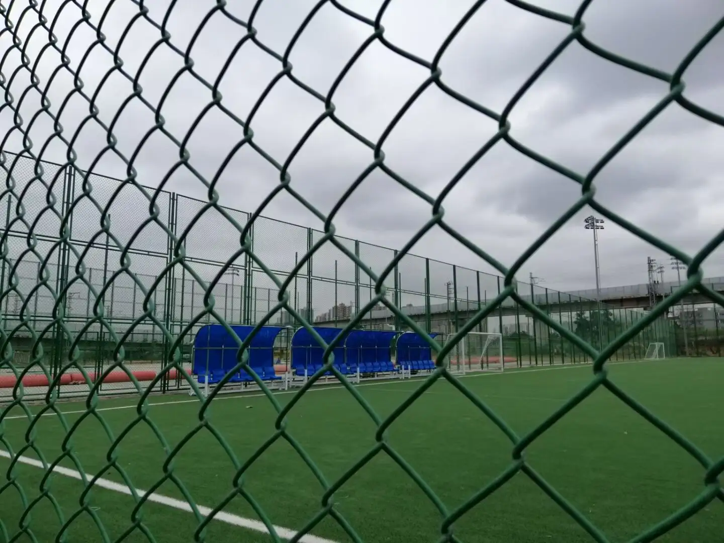 Banco de fútbol/Asientos 4 personas Asientos de aluminio portátiles Jugadores de fútbol Dugout Outdoor Soccer Bleacher