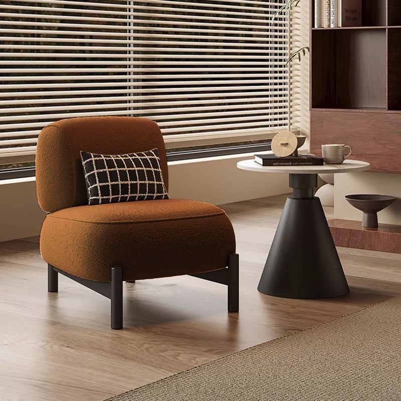 Fauteuil individuel en laine d'agneau marron caramel avec coussin.