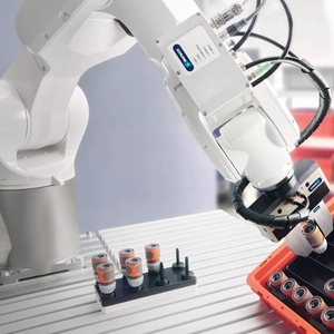 El robot de manipulación KUKA KR 6, junto con las pinzas Schunk y el sistema de cambio rápido, es adecuado para aplicaciones de manipulación. - Product Image 5