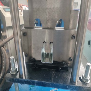 Özelleştirilebilir Metal profil deklanşör kapı yapma makinesi <span class=keywords><strong>Popularl</strong></span> sürgülü kapı yan kılavuz rayı rulo şekillendirme makinesi üreticisi
