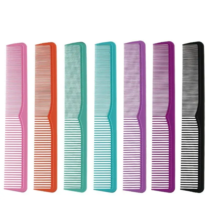 Peigne de coiffure de salon en fibre de carbone Peigne de coiffure avec dents coupées fines Poignée en plastique ABS Peignes de barbier résistants à la chaleur Logo personnalisé
