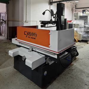 カスタマイズされた高速DK7780D CNC EDMワイヤー切断機大型テーパーウェドムコアPLCモーターベアリングポンプ付き - Product Image 6