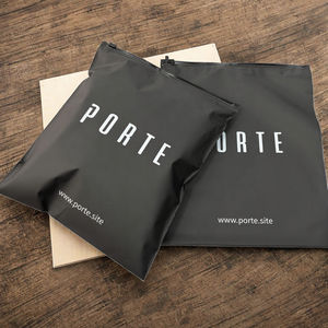 Sacchetti Ecologici Riciclabili in Plastica PE Nera Satinata con Logo Personalizzato, Chiusura a <span class=keywords><strong>Zip</strong></span> Opaca e Stampa Offset per Confezionamento di Abbigliamento - Product Image 3