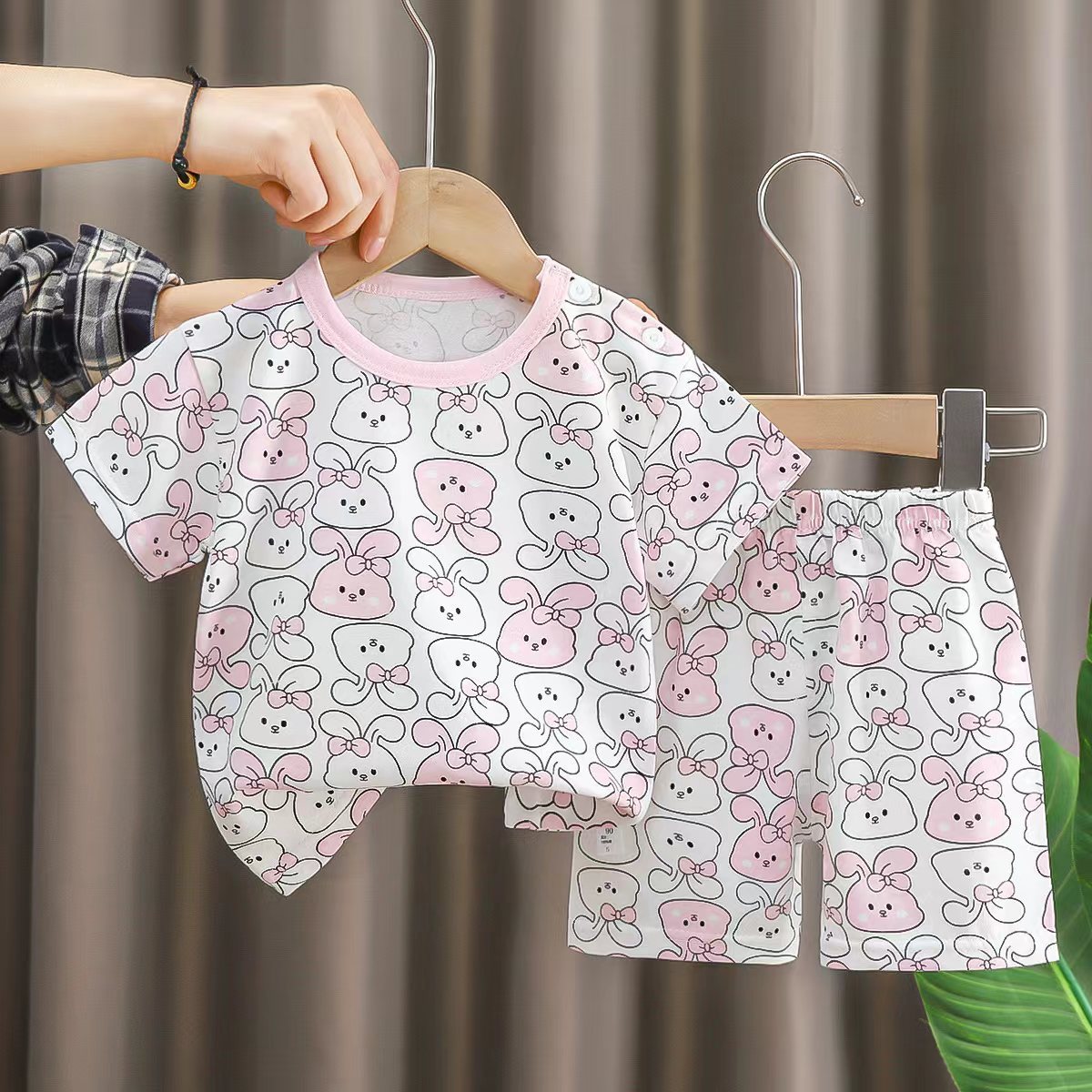 Ensemble Z-12 motif lapin fleuri, manches courtes.