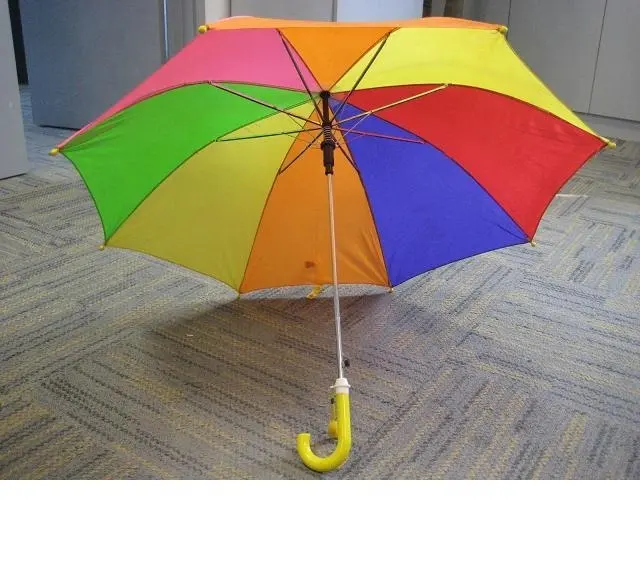Venta caliente barato encantador plástico de seguridad mini juguete paraguas niños dibujos animados niños color del arco iris