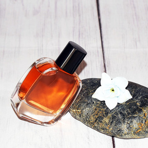 OEM <strong>Perfume</strong> Manufacturer 50ml Luxury Bottle <strong>Perfume</strong> Glass Spray Flat square Empty <strong>Perfume</strong> Bottle <strong>50</strong> ml with Black Cap