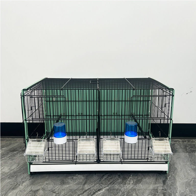 Une cage verte avec un panneau arrière