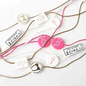 Etiqueta de la fábrica de cuerdas de nombre personalizado Logotipo de plástico etiqueta sello de fijación para accesorio de la ropa - Product Image 1