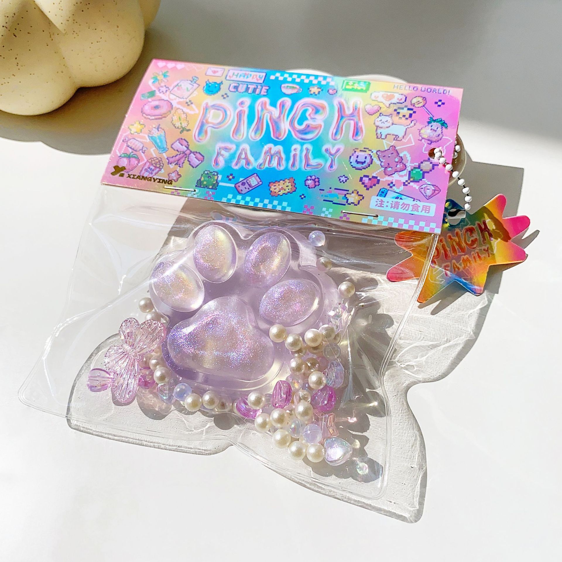 Patte de chat violette en cristal brillant