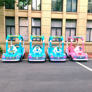 大型タイヤ子供用電動アミューズメントカー新モデルグラスファイバーロボット小型ダブルシーターカラーライトバンパー