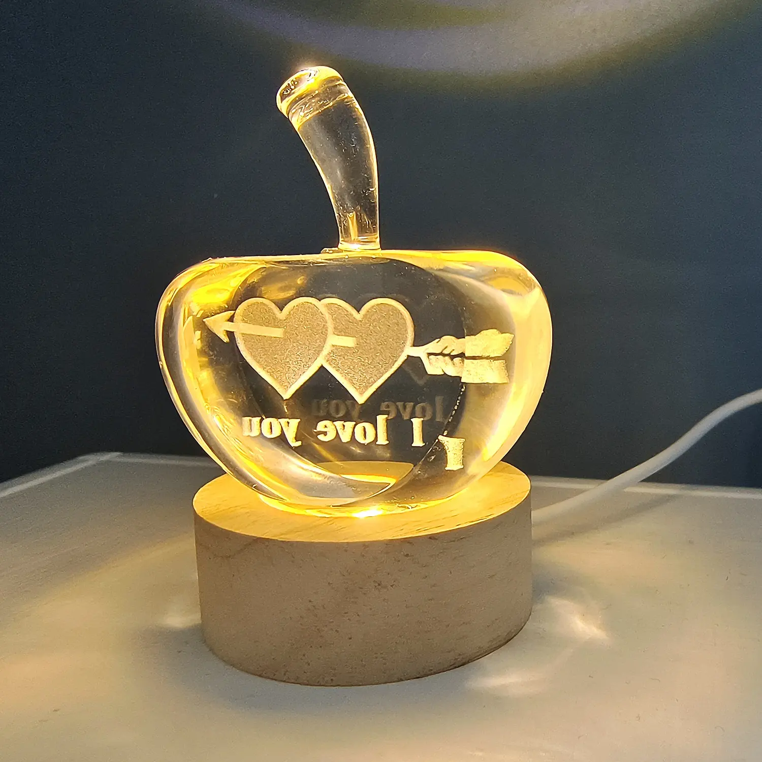 恋人の贈り物としての装飾のためのUSBベースを備えた新しいリンゴの形のクリスタル文鎮暖かい光バレンタインデーの贈り物