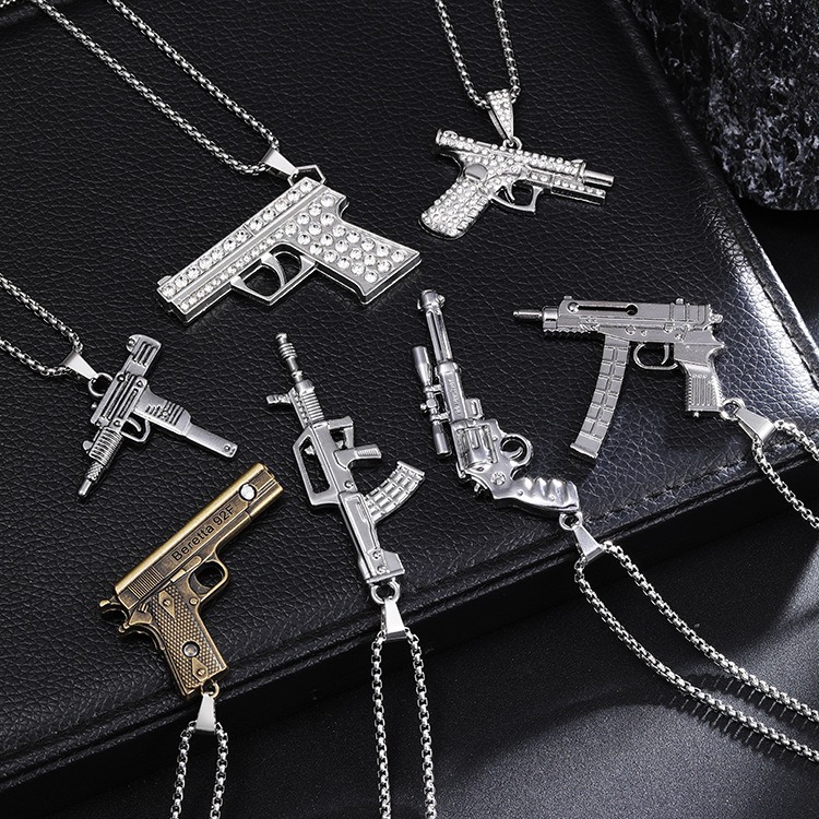 Colgante estilo E de colores combinados con cadena