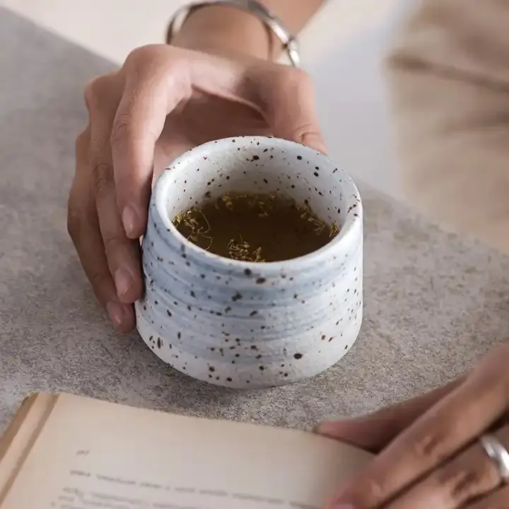Vente en gros Nouveau classique personnalisé Tasse ronde en céramique mate Tasses à café et à thé en grès poterie pour cadeau de café