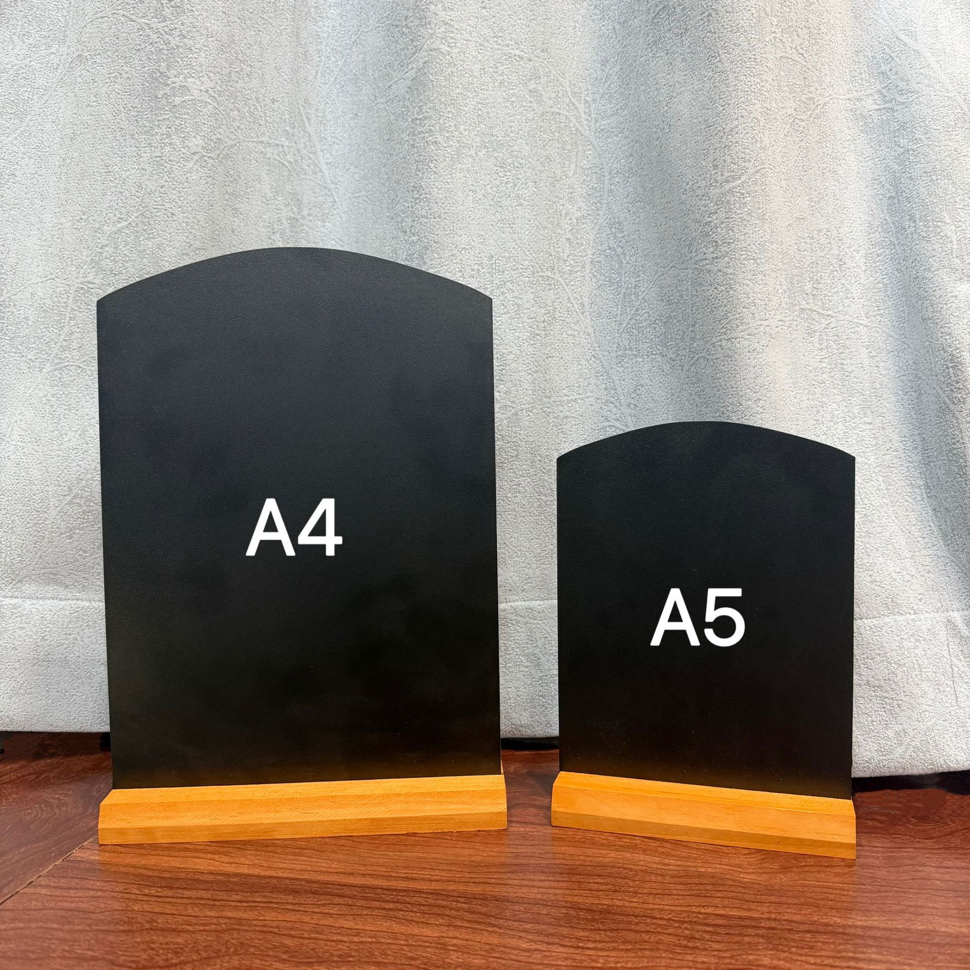 A4 con parte superior curva y base de madera vintage
