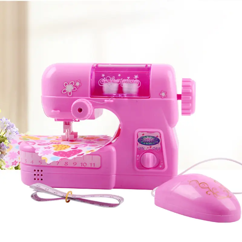 Simulierte Kindernähmaschinen, kleine Mädchen machen Kleidung, kleine Haushaltsgeräte oder Hausspielzeuge
