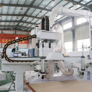Automatische Etikett ier maschine Automatisches Be-und Entladen von Versch achtel ungs-CNC-Fräsmaschinen-Holz möbel verfahren in Italien - Product Image 5