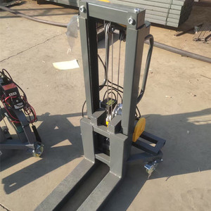 Carretilla elevadora eléctrica montada en camión con elevación automática, carga y descarga, capacidad de carga de una tonelada, apilamiento portátil - Product Image 1