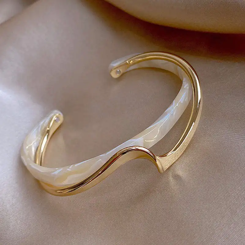 Luxury Design White Shellfish Board Bend Bangle Gold Plated Geometric Overlap Resin Bangle For Women