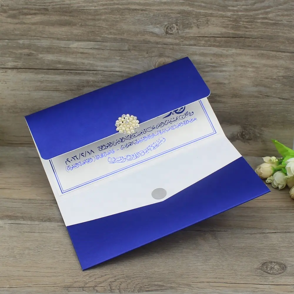 Invitaciones de boda de seda azul marino de lujo plegado de bolsillo personalizado con broche