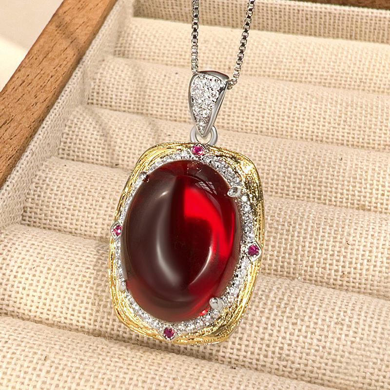 Pendentif corindon rouge avec chaîne vénitien