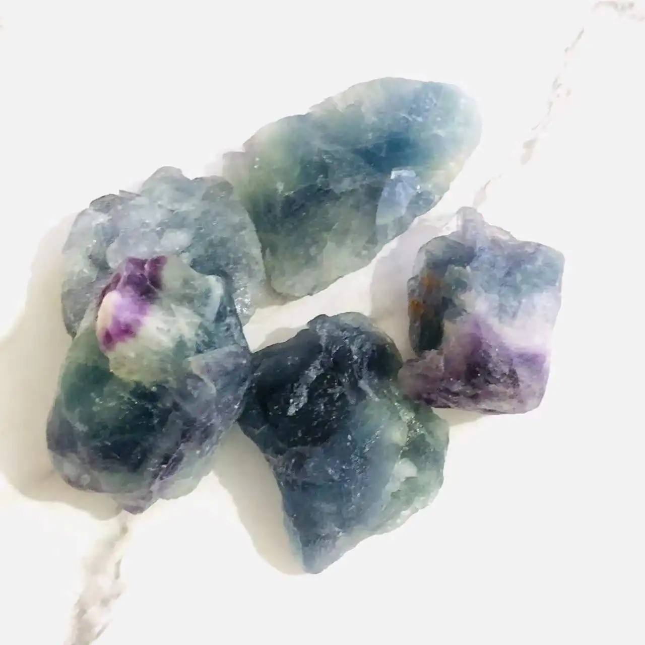Venda por atacado de alta qualidade baixo preço de fluorite arco-íris natural flúrito cura pedras de cristal cru para fengshui