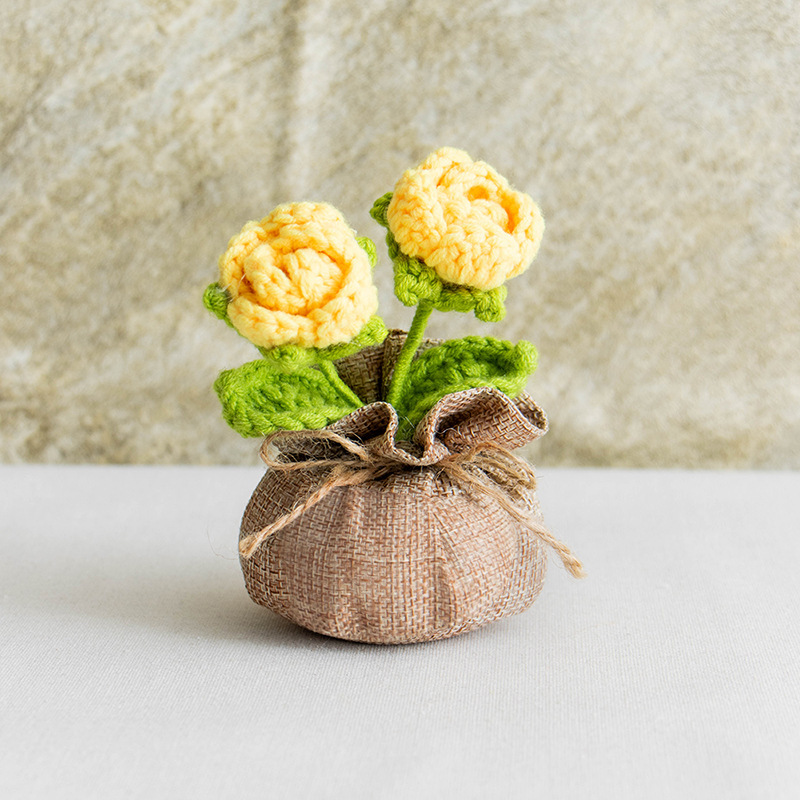 Bolsa de la suerte con rosa amarilla de doble cabeza.