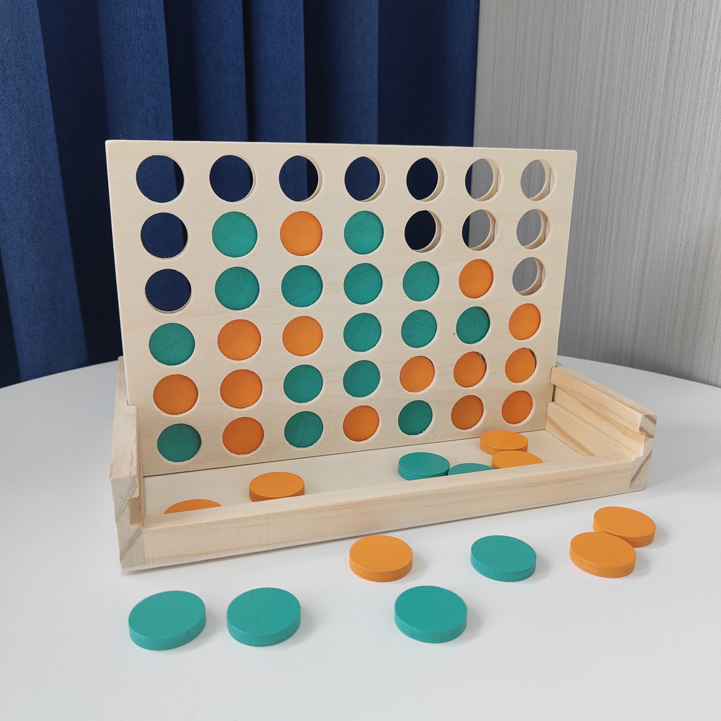 Three-dimensional four-in-a-row game-wooden box version