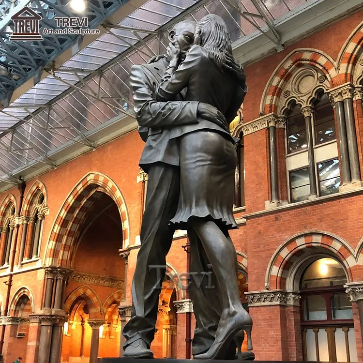 تمثال شعبي معدني مخصص يحمل موضوع الحب تمثال برونزي للرجل والمرأة يُقبل