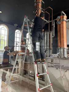 Equipo de destilería de vodka multifuncional 3000L 5000L, olla de cobre con columna de 20 platos, destilador de whisky a la venta