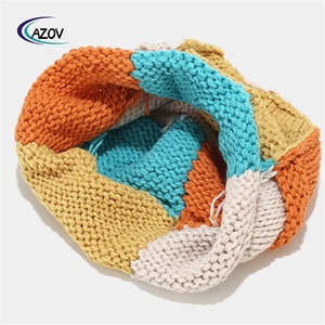 Женская трикотажная шапка с контрастными цветами - Product Image 4