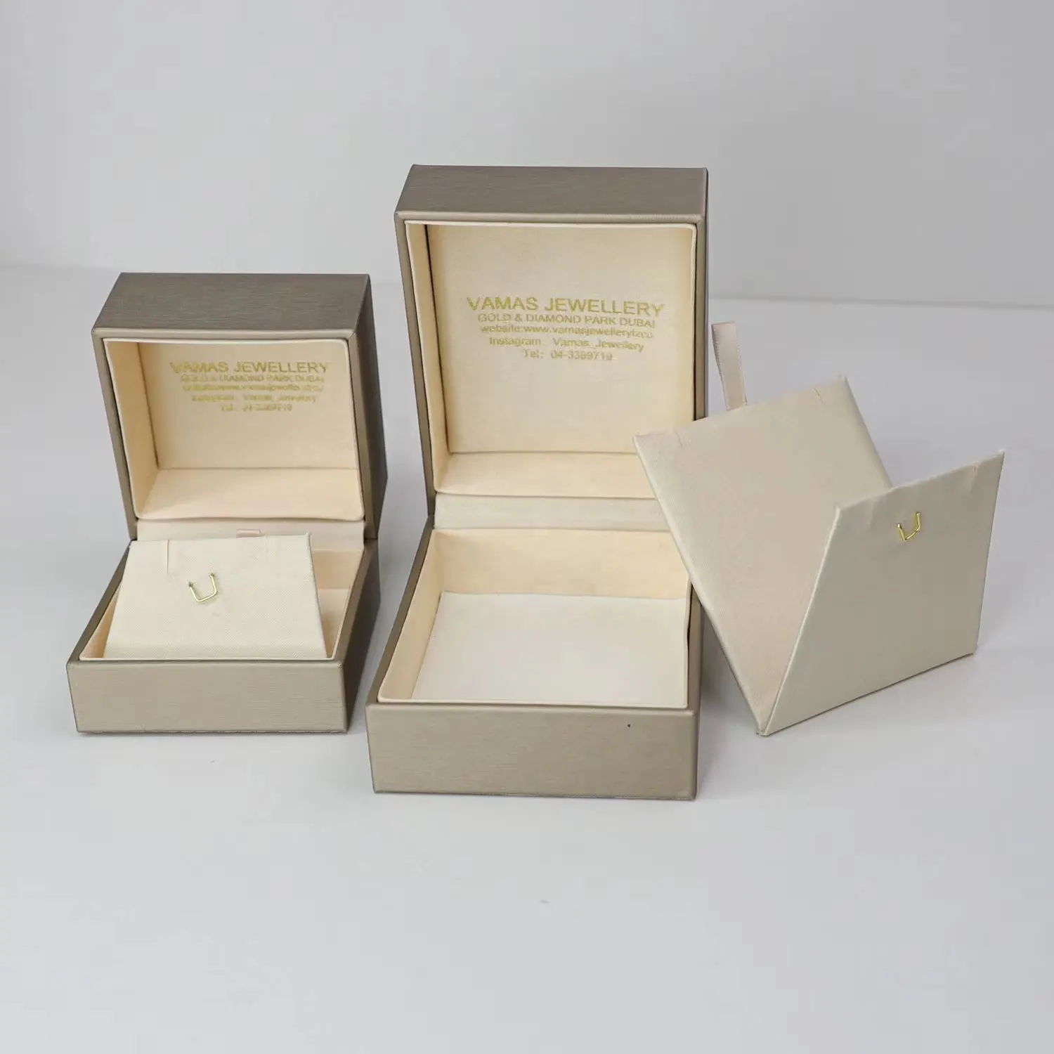 Boîte cadeau de bijoux Offre Spéciale Logo déjoué personnalisé et boîte à bijoux en cuir PU de couleur avec éponge à l'intérieur