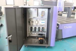 高精度AKM1325数控路由器，适用于各种材料的多功能工业应用，包括木质中密度纤维板丙烯酸聚氯乙烯