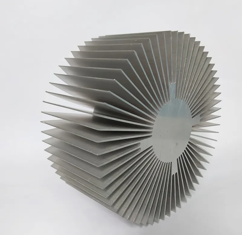 China Aluminium Buizen Buizen Vierkante Ronde Driehoek Buis Aluminium Led Extrusie Profielen Heatsink Met Ventilator