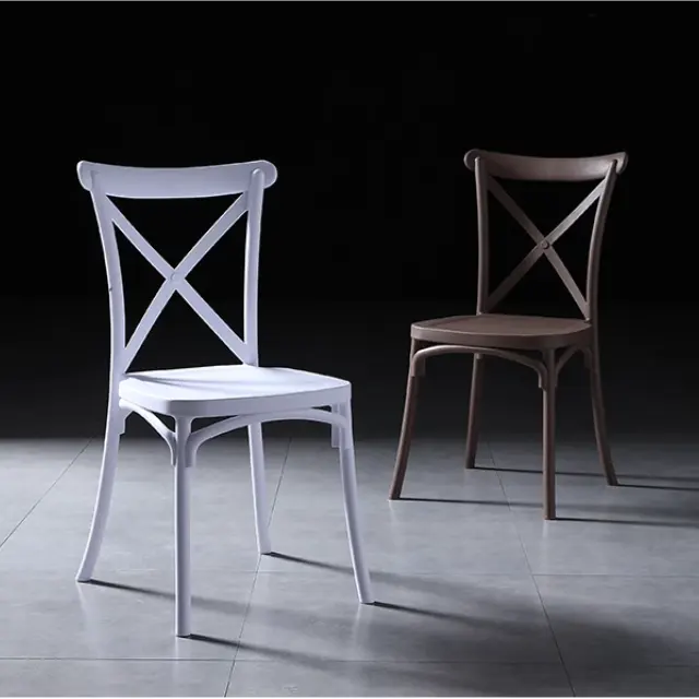 Restaurant d'extérieur intérieur français tissu design plastique empilable vente en gros chaises de salle à manger résine dos croisé événements chaise d'hôtel