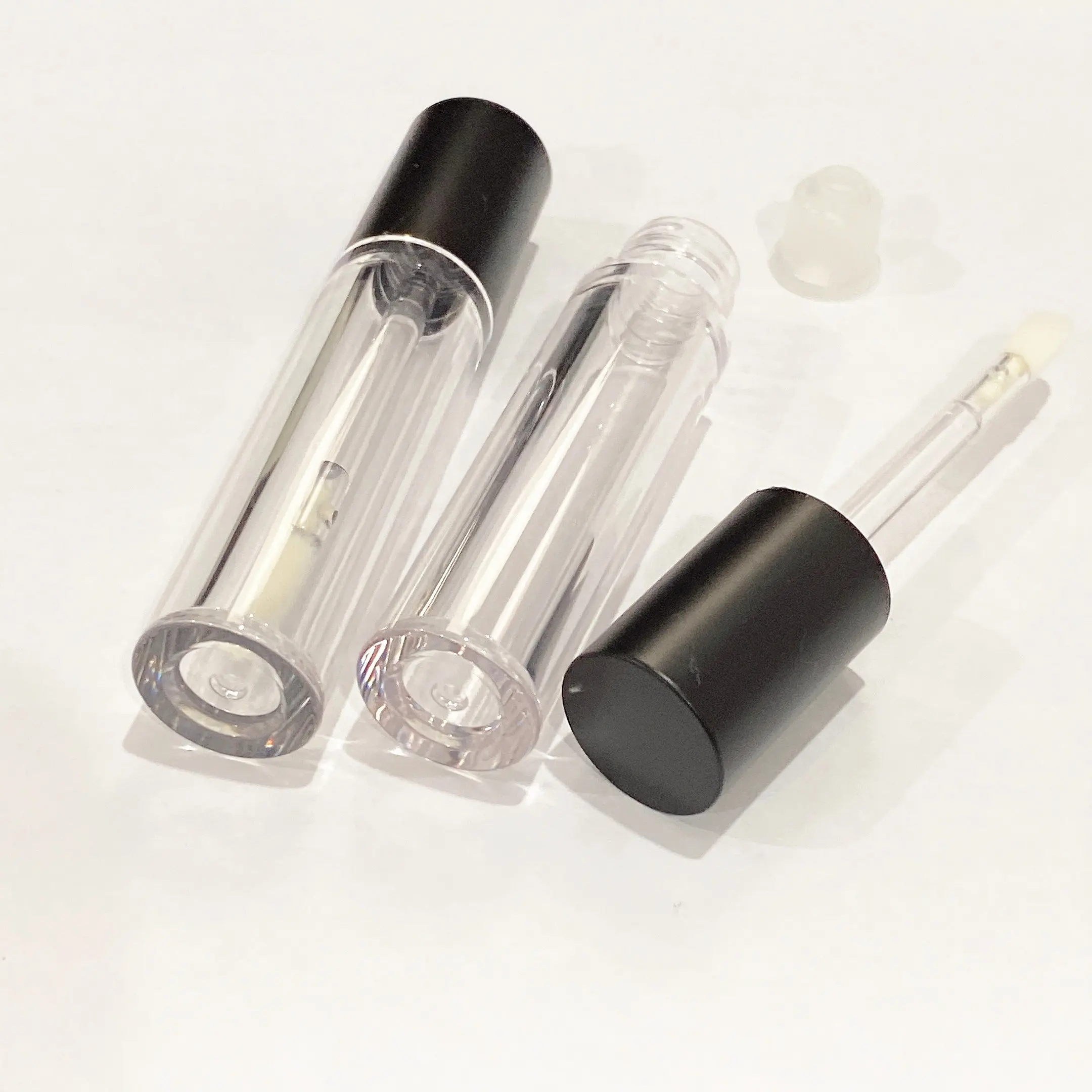 Yuvarlak boş 4ML dudak parlatıcısı tüpleri fırça ile özel ambalaj şeffaf sıvı ruj konteyneri aplikatör ile ve değnek