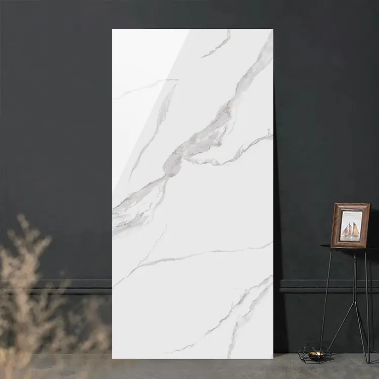 Nieuwe Marmeren Carrara Wit Geglazuurde Porseleinen Vloer Muur Gesinterde Stenen Tegel 900*1800 Grote Kamer Gepolijst Porseleinen Platen Tegel