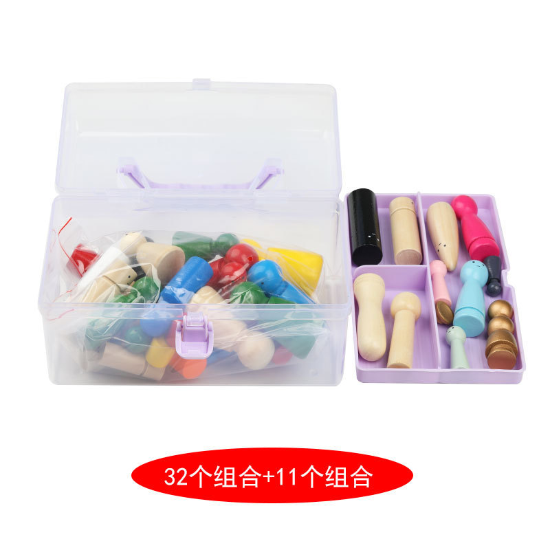 32 petites figurines en bois, 11 sets