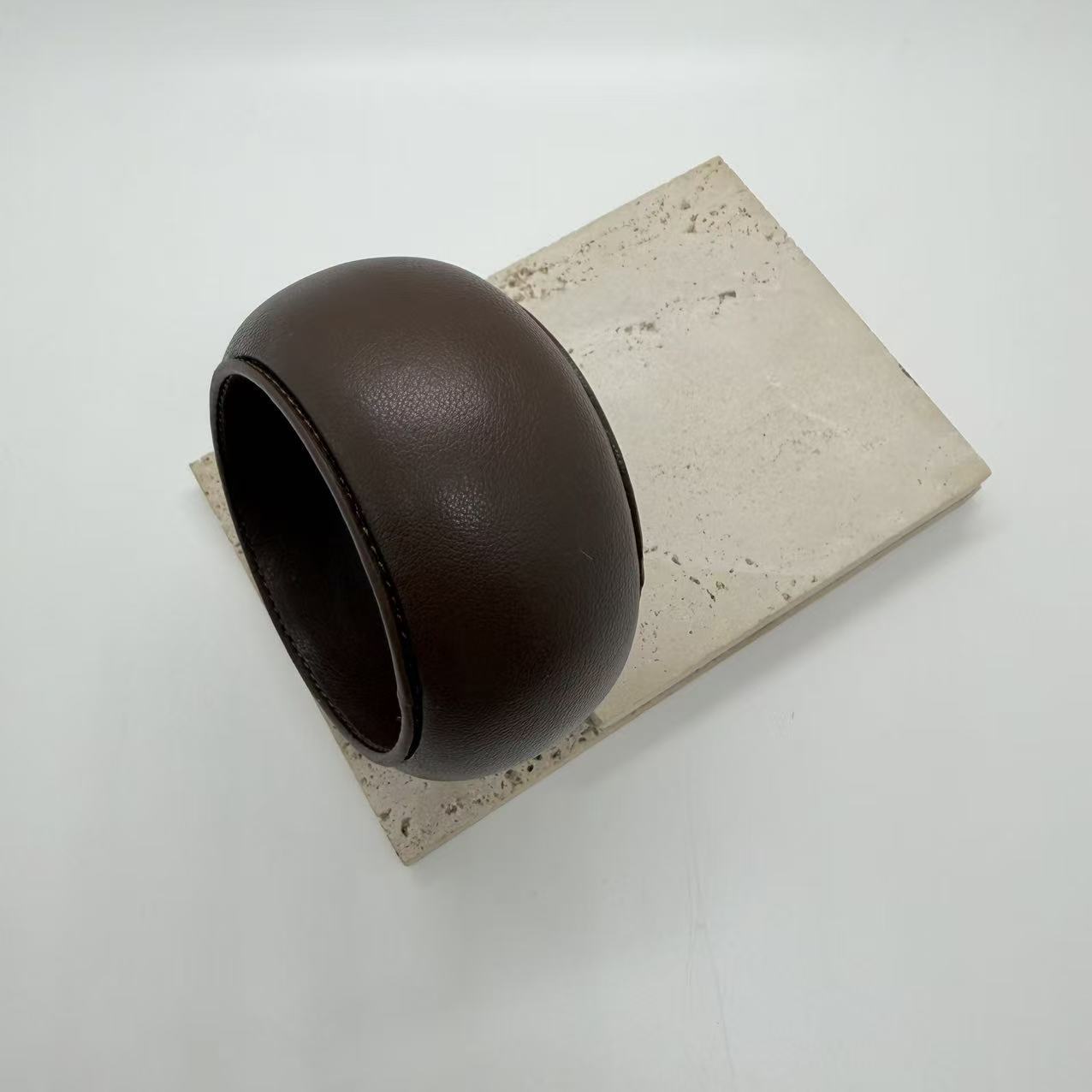 Large bracelet en cuir café