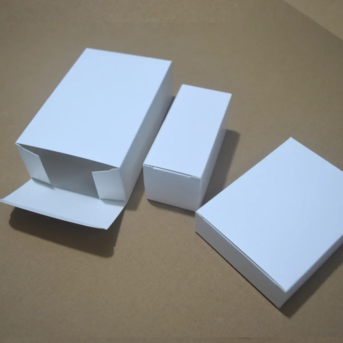 50pcs न्यूनतम मात्रा फ्लैट आकार दोनों पक्ष कवर 350gsm आइवरी कार्ड-बोर्ड कस्टम लोगो मेलिंग पैकिंग बक्से सादे