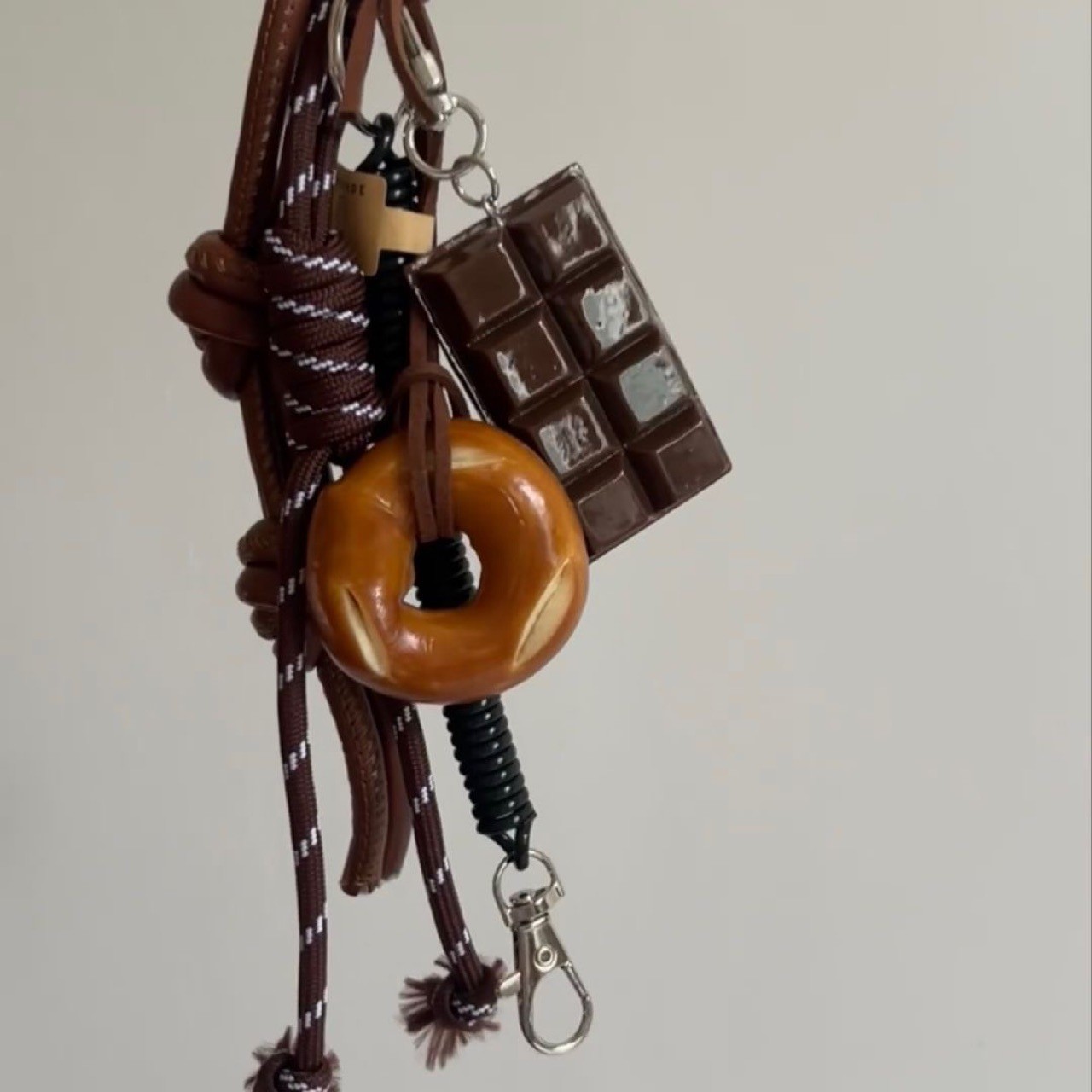Pendentif en corde de cuir Bellago