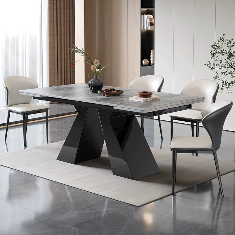 Une table avec quatre chaises