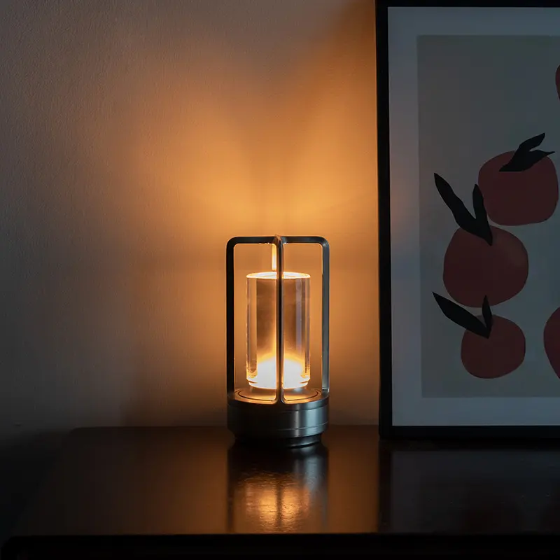Modern Luxury personalizzabile Logo Type-C Touch Dimming lampada da tavolo in vetro alluminio con luce di cristallo lanterna portatile ricaricabile