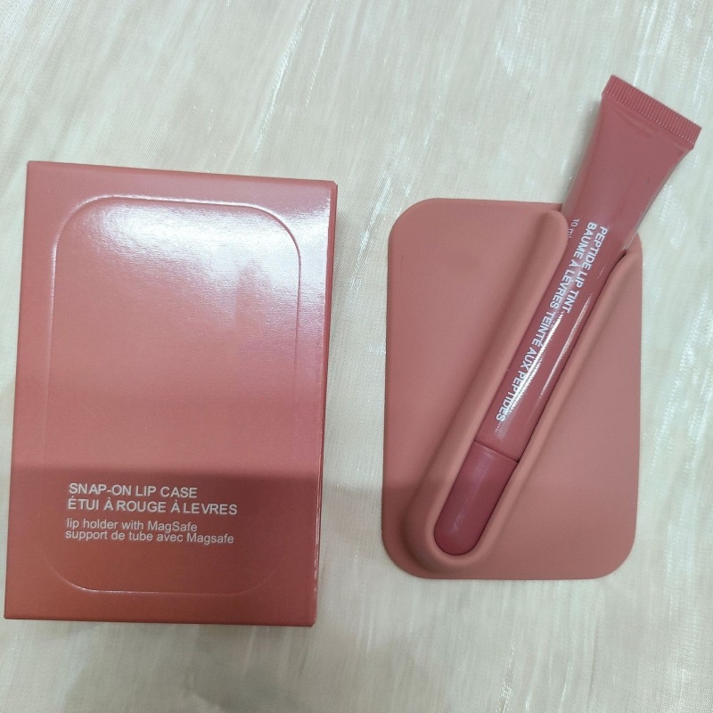 toast with lip gloss