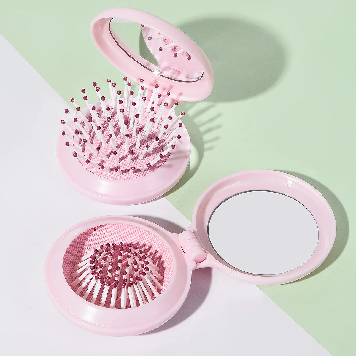 Vente en gros de mini peignes à cheveux portables de poche miroir de maquillage brosse à cheveux pliable 2 en 1 en plastique de forme ronde avec miroir