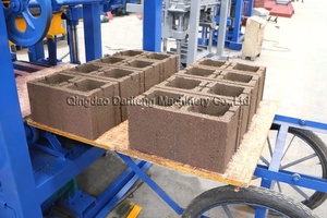 Maquinaria de bloques de diseño de moldeo de hormigón pequeña máquina de ladrillo de enclavamiento manual de hormigón qtj4 26C máquina de fabricación de bloques - Product Image 5