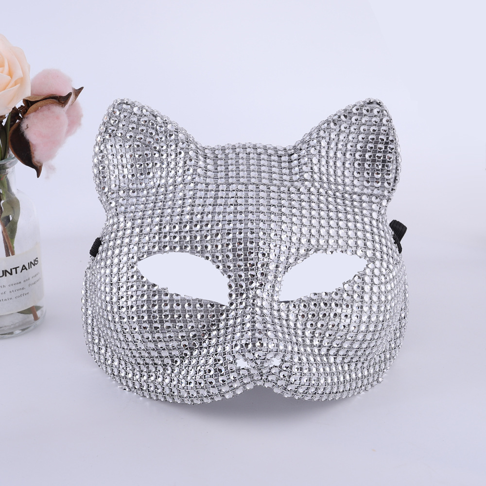 Les quatre masques de chat fille sont argentés