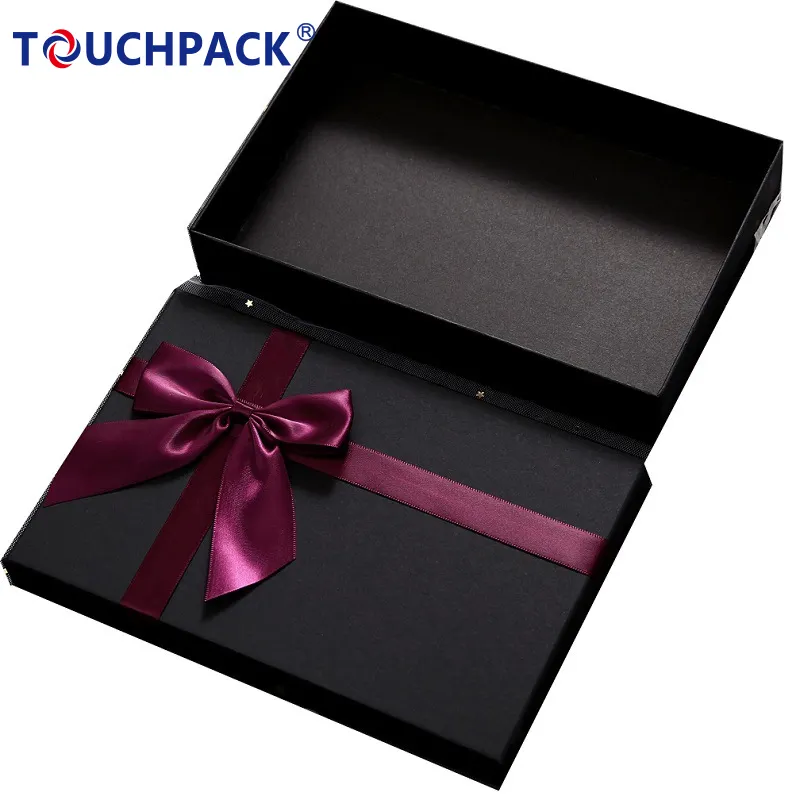 Büyük siyah hediye kapaklı kutu ve rendelenmiş kağıt dolgu noel için, Hanukkah, babalar günü, mezunlar, düğün, doğum günü