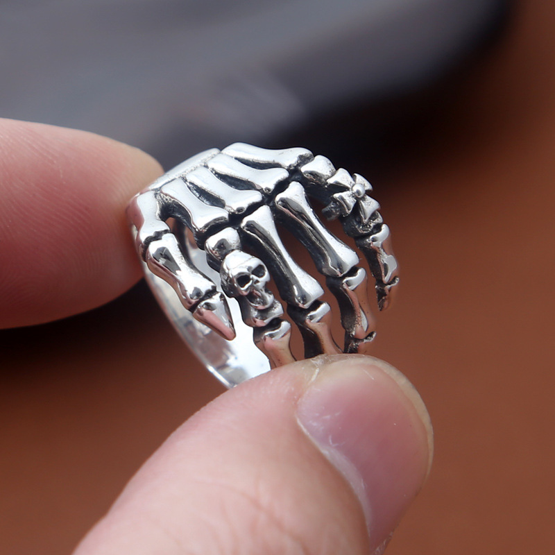 Bague en argent avec os de main